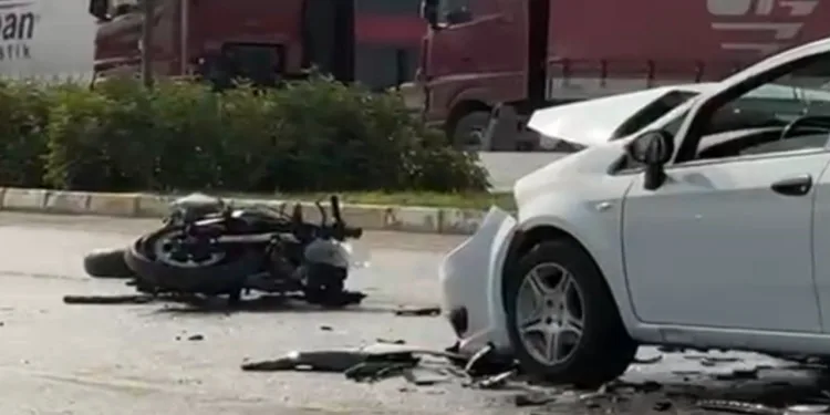 Ters şeritten gelen araç motosikletle kafa kafaya çarpıştı