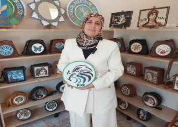 Rize’de mozaik sanatını icra ediyor