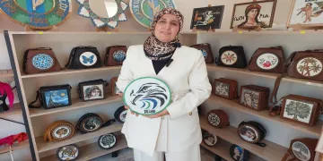 Rize’de mozaik sanatını icra ediyor