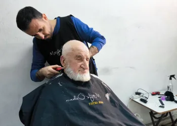 Genç kuaför yaşlılara vefa borcunu mesleğiyle ödüyor