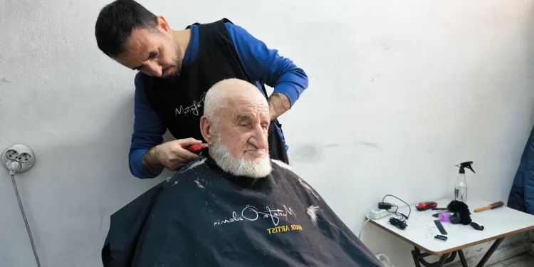 Genç kuaför yaşlılara vefa borcunu mesleğiyle ödüyor