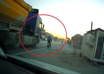 Hafriyat kamyonunu solluyan motorcu