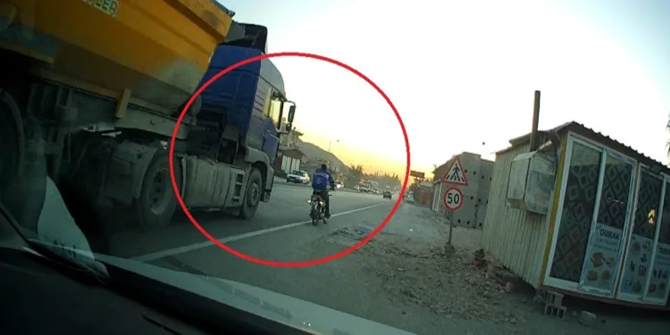 Hafriyat kamyonunu solluyan motorcu