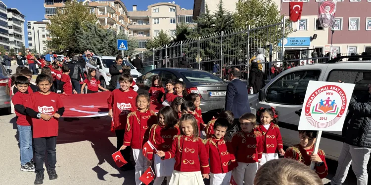 Miniklerden Cumhuriyet korteji