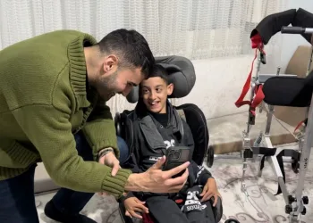 Serebral Palsi hastası çocuk, özel ayakta durma aracına kavuştu