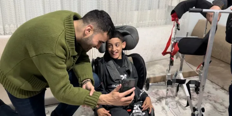 Serebral Palsi hastası çocuk, özel ayakta durma aracına kavuştu