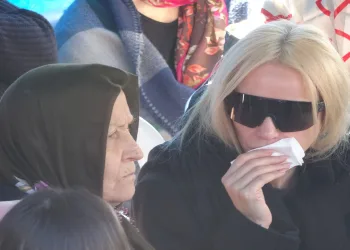 Gülşen babasını son yolculuğuna uğurladı