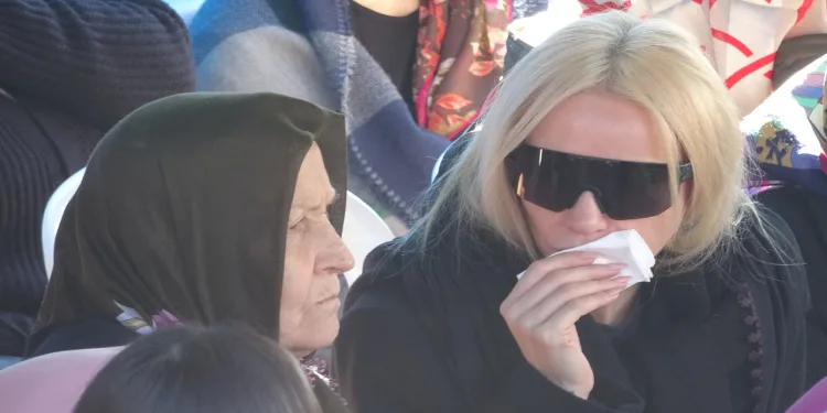 Gülşen babasını son yolculuğuna uğurladı