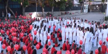101 çiçekle ay yıldızlı koreografiye renk kattılar