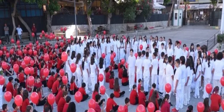 101 çiçekle ay yıldızlı koreografiye renk kattılar