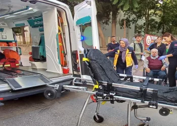 Dönüş yapmak isteyen otomobil yayaya çarptı