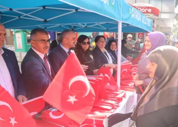 Vatandaşlara Türk bayrağı dağıtıldı