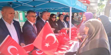 Vatandaşlara Türk bayrağı dağıtıldı