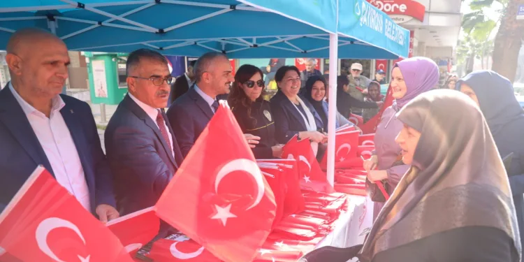 Vatandaşlara Türk bayrağı dağıtıldı