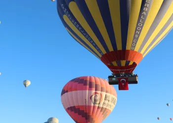 Sıcak hava balonları Türk Bayrakları ile havalandı