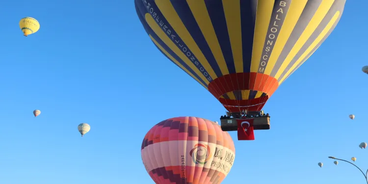 Sıcak hava balonları Türk Bayrakları ile havalandı