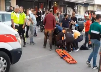 Karşıya geçmek isteyen genç’i savurdu