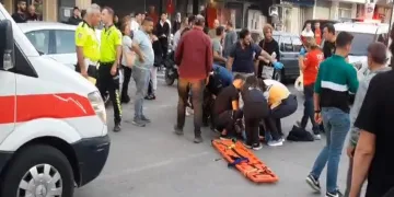Karşıya geçmek isteyen genç’i savurdu