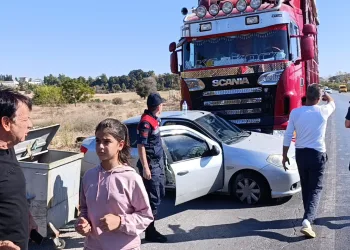 Kamyon önüne aldığı otomobili metrelerce sürükledi