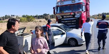 Kamyon önüne aldığı otomobili metrelerce sürükledi