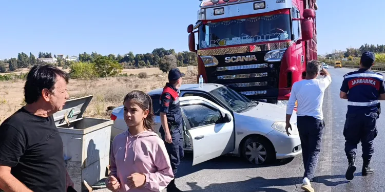 Kamyon önüne aldığı otomobili metrelerce sürükledi