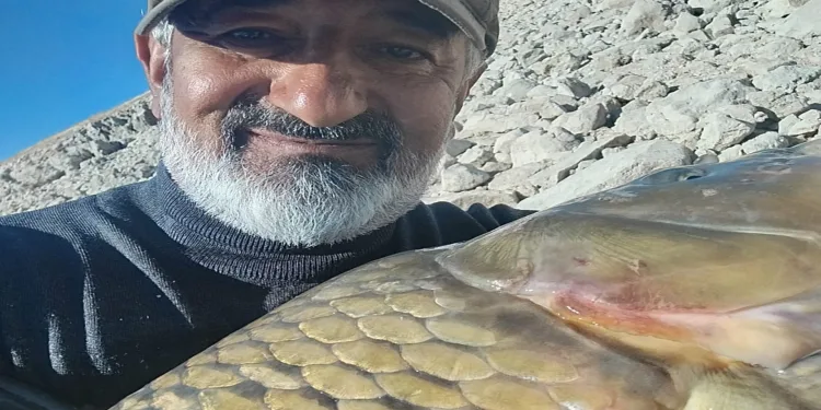 Amatör balıkçı, 20 kiloluk sazan yakaladı