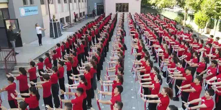 Öğrencilerden Cumhuriyet’in 101. yılına özel koreografi
