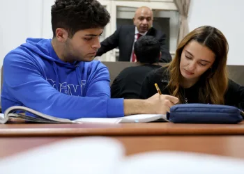 108 yıllık tarihi lisenin ışıkları hiç sönmüyor