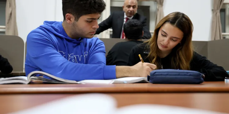 108 yıllık tarihi lisenin ışıkları hiç sönmüyor