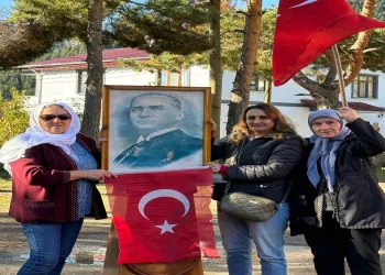 Köy okulu kapanınca bayramı yaşlılar kutladı
