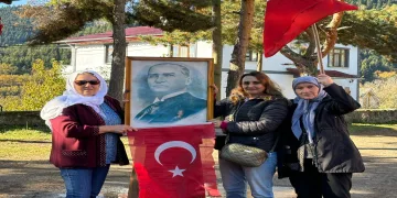 Köy okulu kapanınca bayramı yaşlılar kutladı