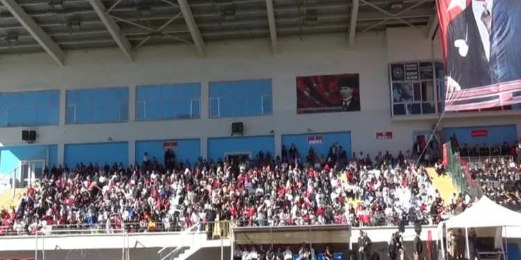 Cumhuriyet sevdalıları stadyumu doldurdu
