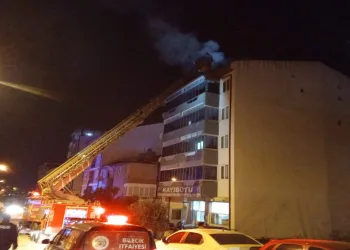 Çatı katında çıkan yangını korkuttu