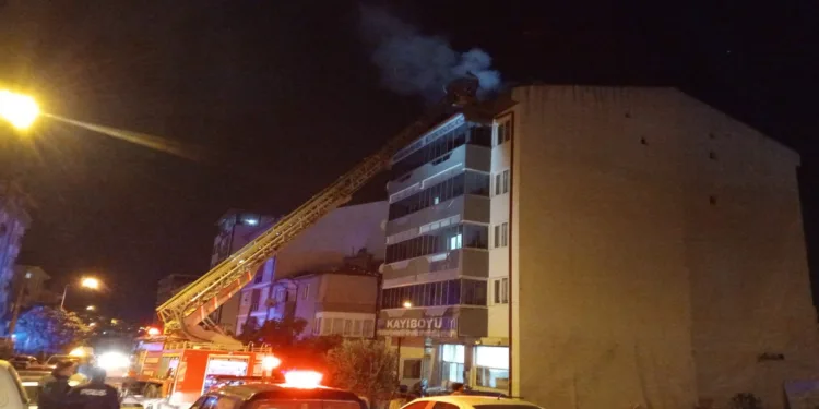 Çatı katında çıkan yangını korkuttu