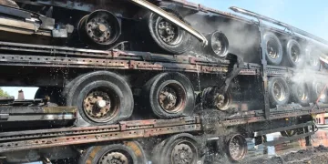 Hurda yüklü tırın dorsesi alevlere teslim oldu