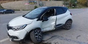 Kavşakta 2 araç çarpıştı