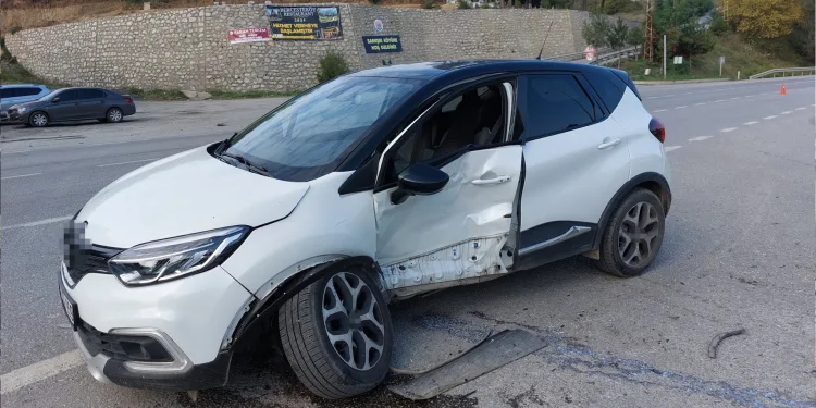 Kavşakta 2 araç çarpıştı