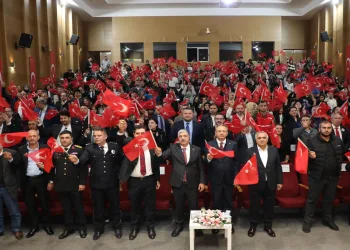 Bugün tüm şiirler Cumhuriyet için