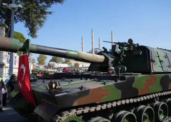 101. yıl coşkusu kalabalık cadde ve sokaklara taştı