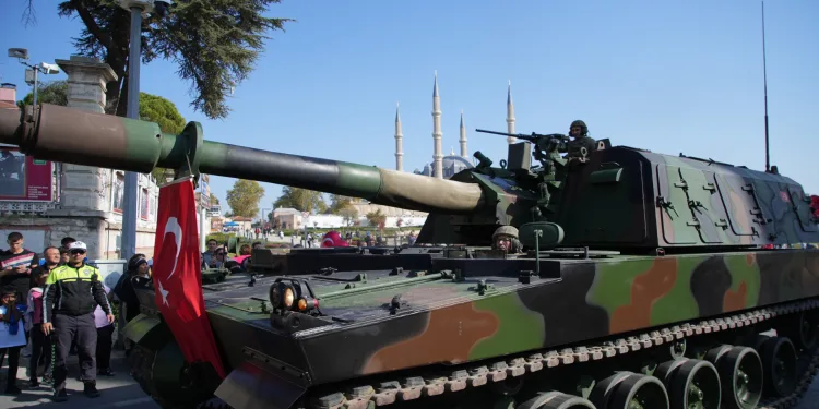 101. yıl coşkusu kalabalık cadde ve sokaklara taştı