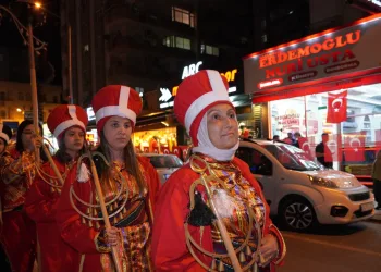 Binlerce kişi meşaleli bayrak yürüyüşüne katıldı