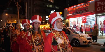Binlerce kişi meşaleli bayrak yürüyüşüne katıldı