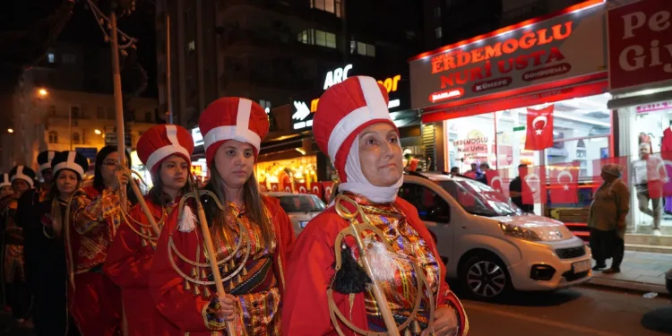Binlerce kişi meşaleli bayrak yürüyüşüne katıldı