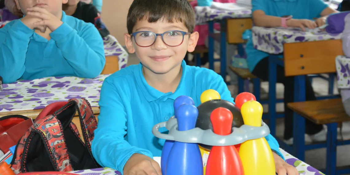 Oyuncaklarını kardeşleriyle paylaştılar