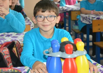 Oyuncaklarını kardeşleriyle paylaştılar