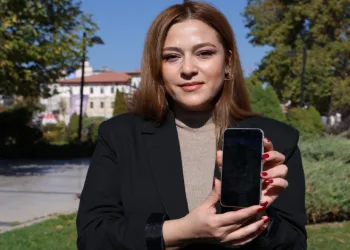 Karga sevip video paylaştı, karakolluk oldu