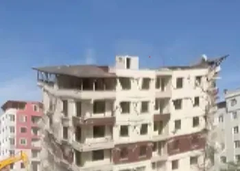 7 katlı bina yerle bir oldu