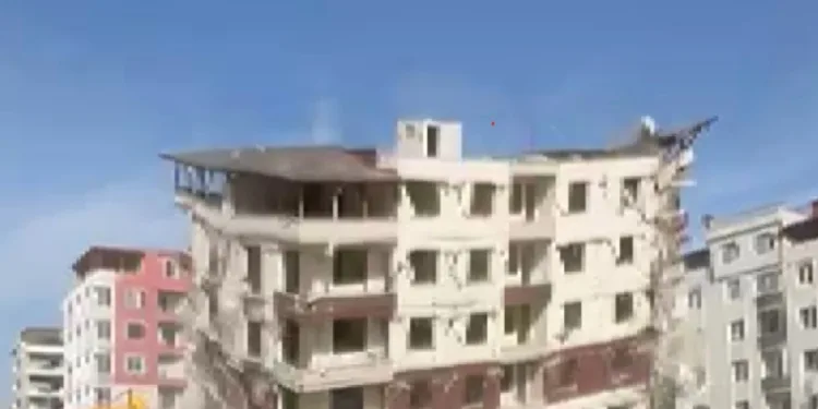 7 katlı bina yerle bir oldu