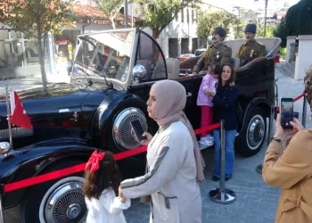 1934 model aracın yanında fotoğraf çektirmek sıraya girdiler