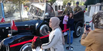 1934 model aracın yanında fotoğraf çektirmek sıraya girdiler